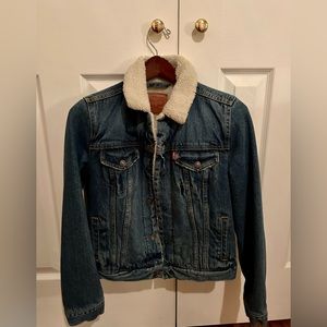 Women’s XS Levi’s sherpa jacket.
